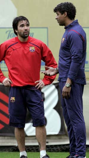 Deco y Rijkaard durante un entrenamiento del Barça en 2007. EFE