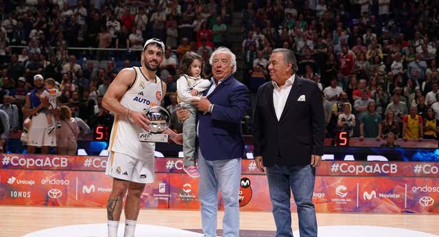 Campazzo le ‘roba’ el MVP de la Copa a Poirier