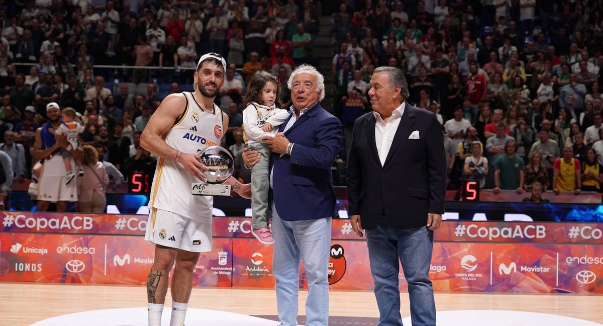 Facundo Capazzo recibe, junto a su hija, el MVP de la Copa de mano de Los del Río.