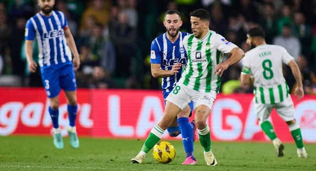 El Betis se atasca en el Villamarín ante un Alavés protegido por Sivera y Samu