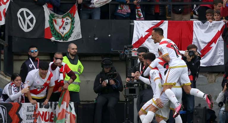 El rayo, celebrando su gol.