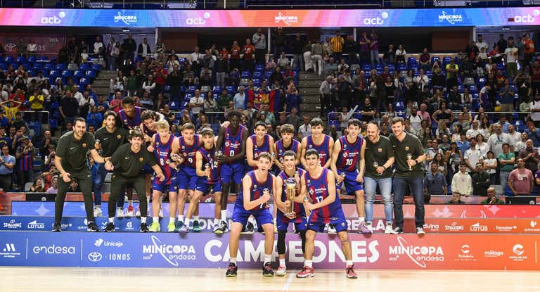 El Barça levanta el título de campeón de la Minicopa Endesa.