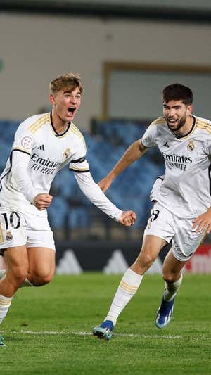 Nico Paz celebra un gol con la complicidad de Theo Zidane.  REAL MADRID