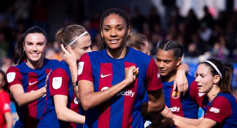 Salma Paralluelo, jugadora del Barça, celebra su gol ante el Atlético de Madrid en el Clásico de Liga F.