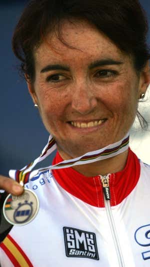 Joane Somarriba tras conseguir el bronce en el Campeonato del Mundo en 2005.  REUTERS