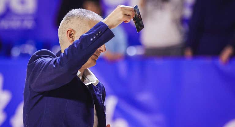 El técnico Braulio Correal celebra la victoria frente al Córdoba Patrimonio de la Humanidad con su estampita de San Judas Tadeo.