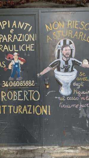 La rivalidad con la Juventus está bien viva por la calles de Nápoles.  RELEVO | JORDI CARDERO