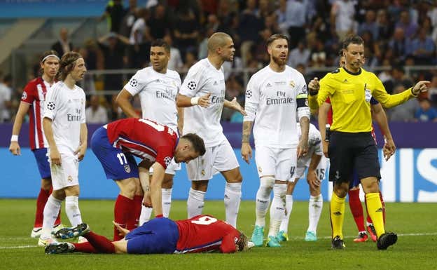 Mark Clattenburg, durante un partido. REUTERS