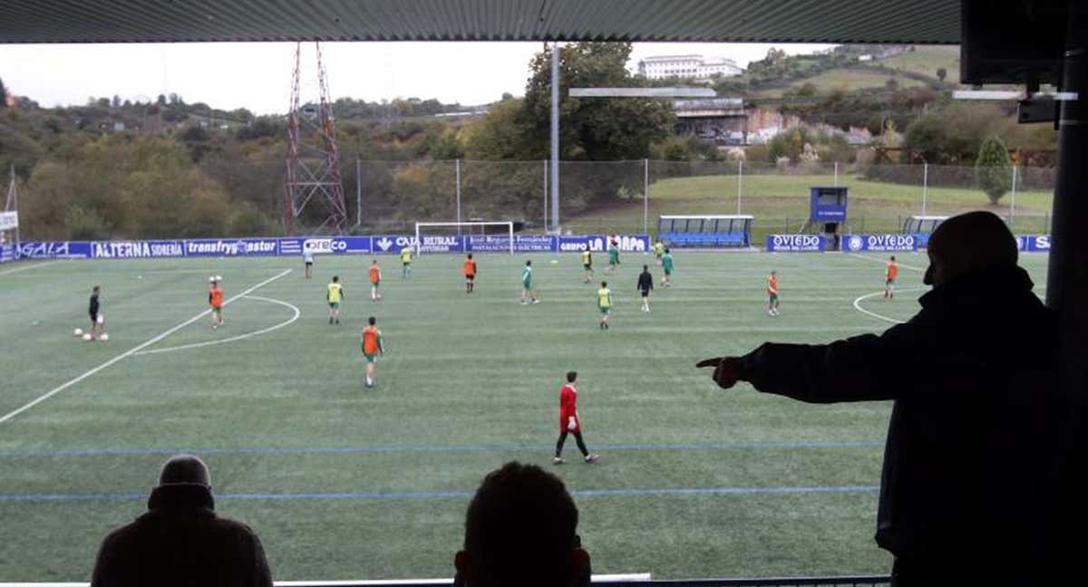 Entrenamiento de un equipo de fútbol base.