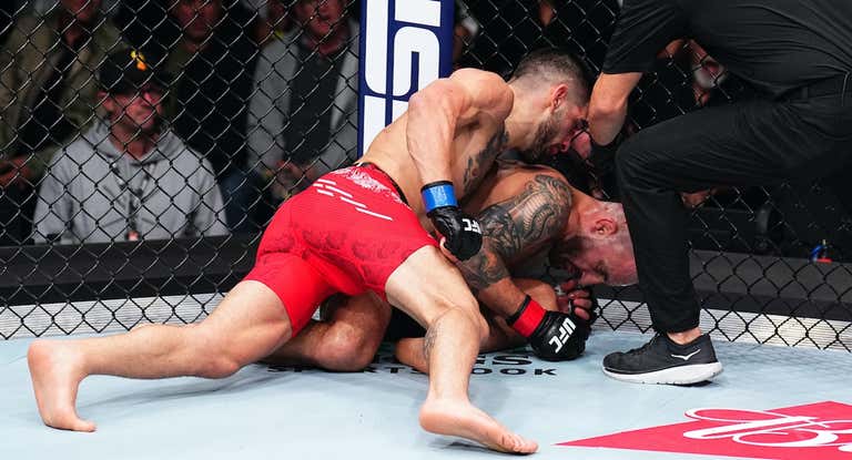 Ilia Topuria golpea a Alexander Volkanovski durante el UFC 298.