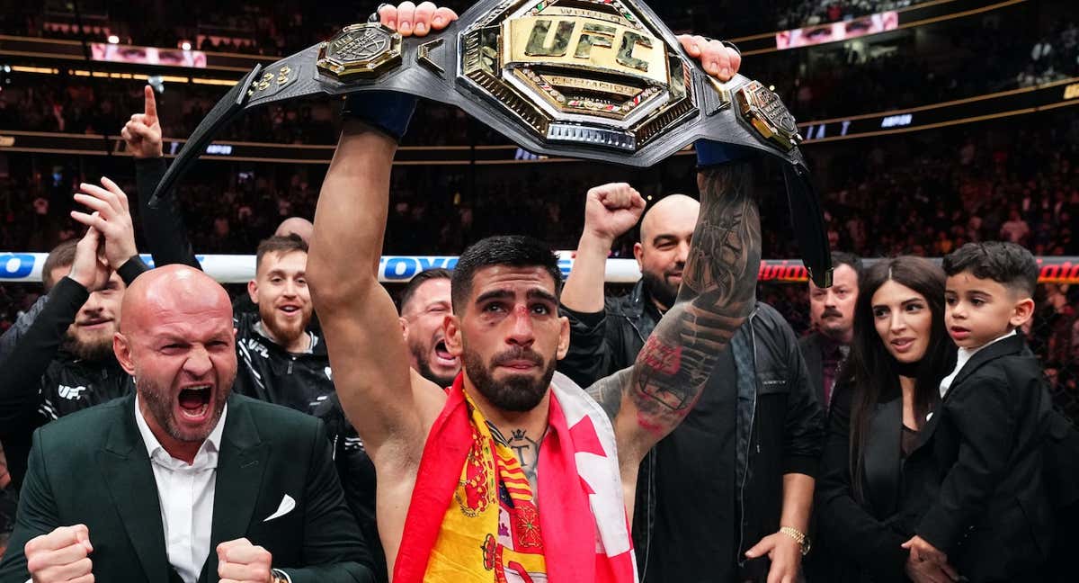 Ilia Topuria alza el Campeonato de la UFC del peso pluma tras el UFC 298.