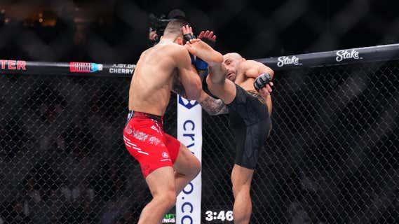 Ilia Topuria bloquea una patada durante de Volkanovski durante su combate en el UFC 298./Getty Images