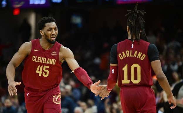 Donovan Mitchell y Darius Garland.  Reuters
