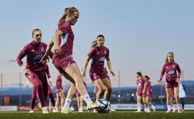 Irene Paredes durante el entrenamiento de la Selección.  EFE