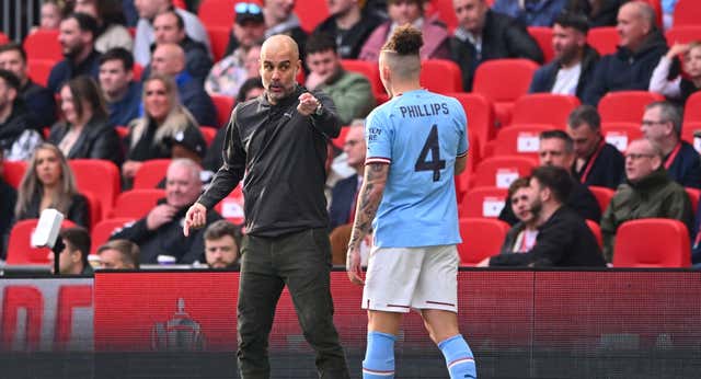 «Disculparse una vez cada ocho años no está mal, pero lo siento mucho»: Pep Guardiola pide perdón a Kalvin Phillips por criticar su sobrepeso