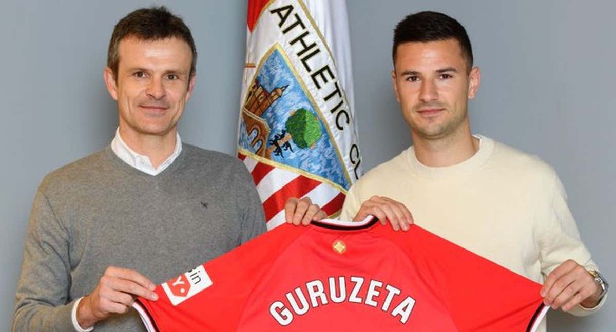 Gorka Guruzeta junto a Jon Uriarte posan con la camiseta del delantero guipuzcoano, renovado hasta 2028. /Athletic Club