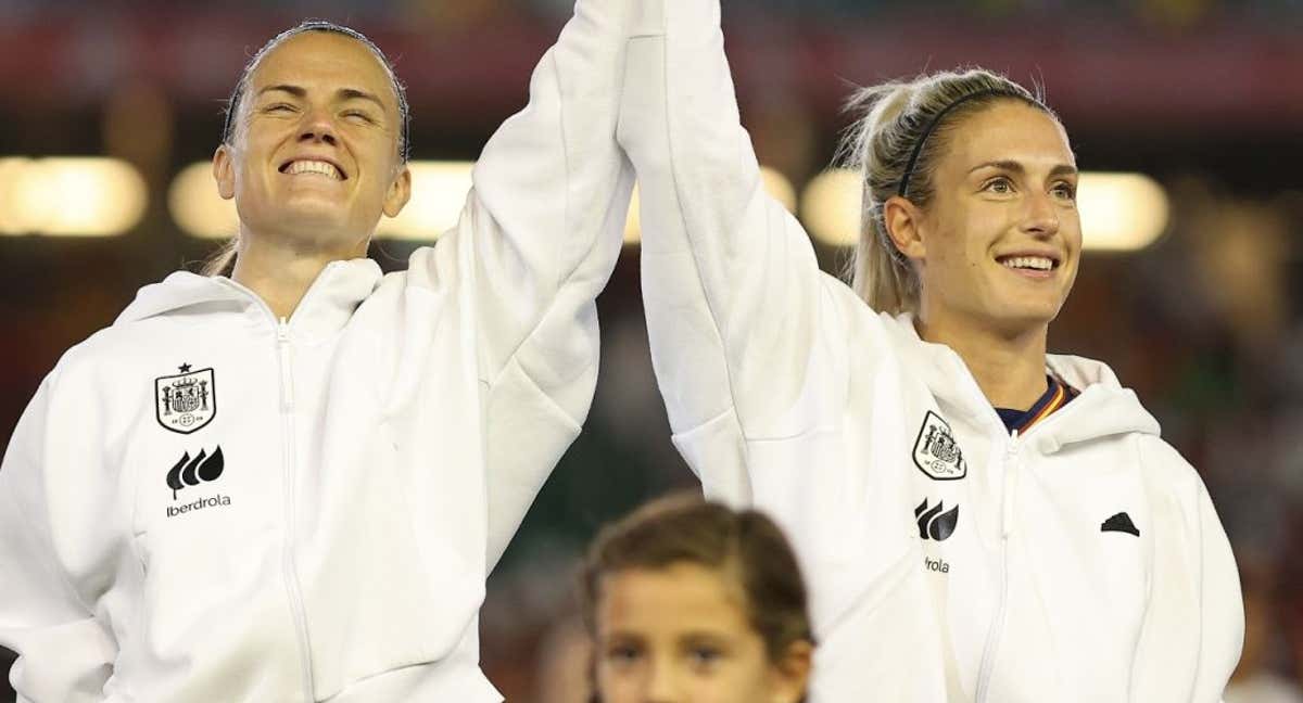 Irene Paredes y Alexia Putellas, jugadoras y capitanas de la Selección, ofrecen el trofeo del Mundial a la afición en Córdoba. /GETTY