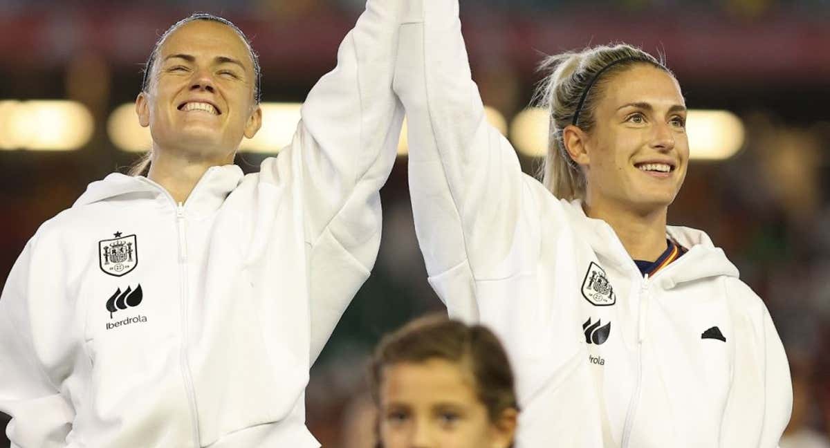 Irene Paredes y Alexia Putellas, jugadoras y capitanas de la Selección, ofrecen el trofeo del Mundial a la afición en Córdoba.