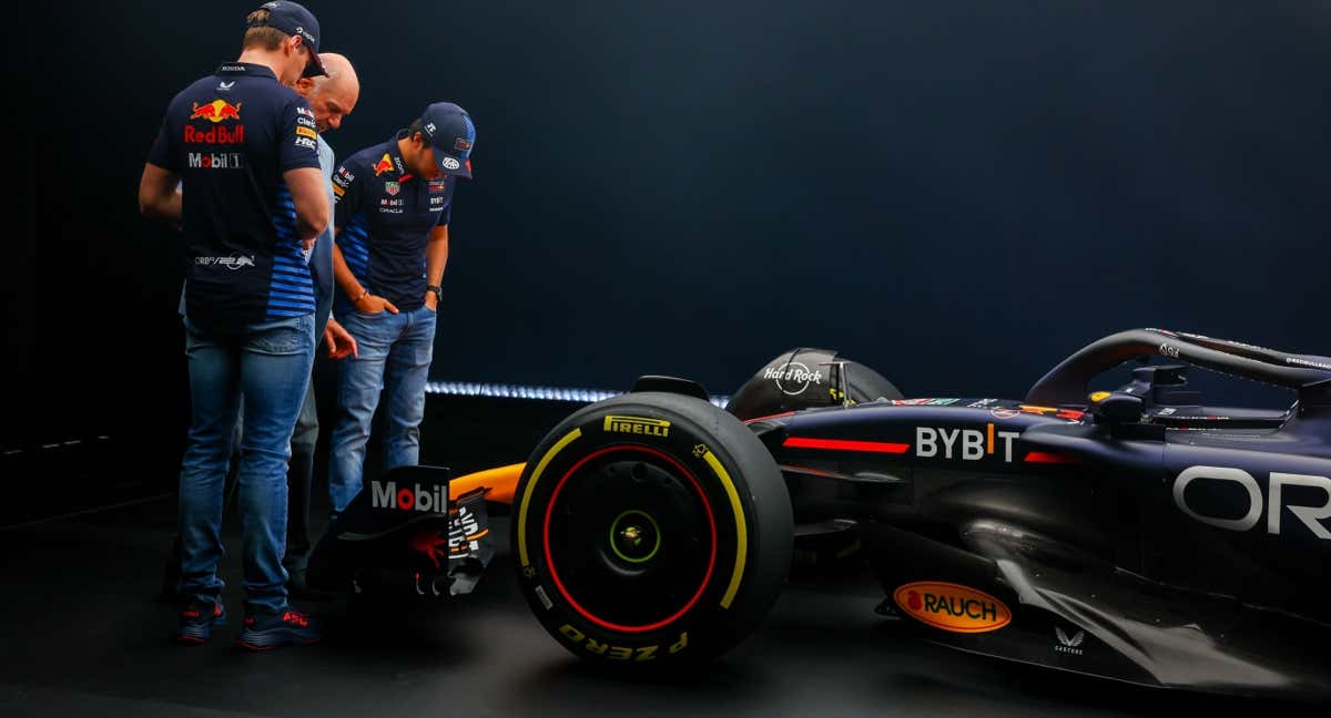 Max Verstappen, Adrian Newey y Checo Pérez, observan el nuevo RB20 para la F1 2024. /Red Bull Content Pool