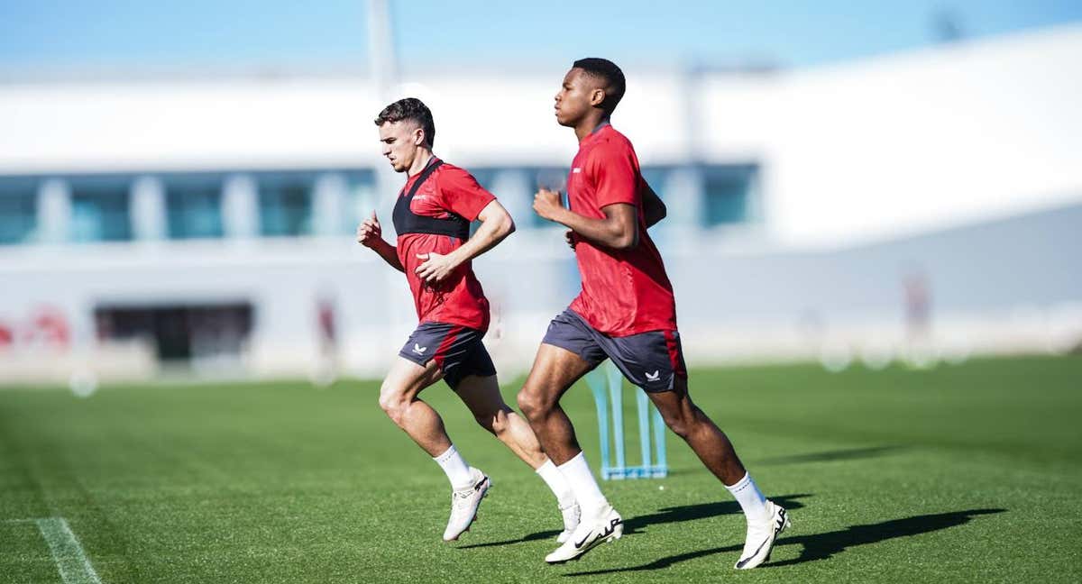 Muzambo, en un entrenamiento junto a Pedrosa./SEVILLA FC