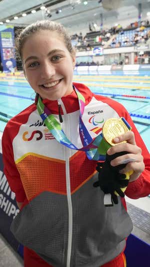 Acento almeriense y disciplina ucraniana: así es Tasy Dmytriv, la precoz bicampeona del mundo de la natación española