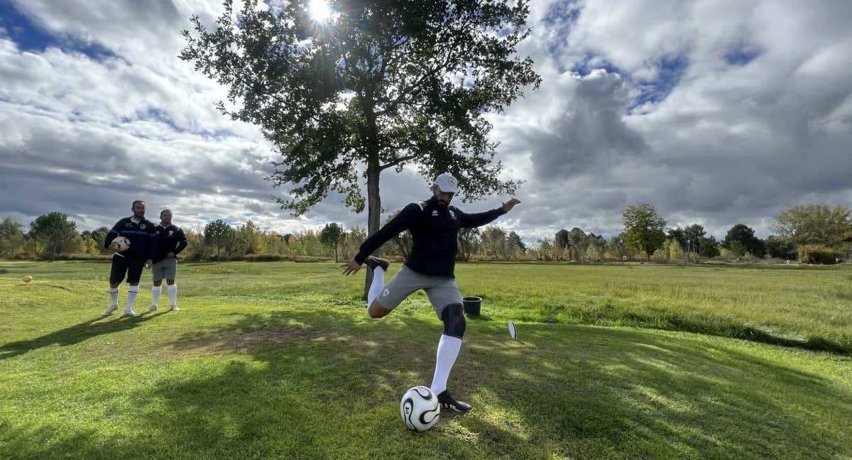 Un hombre golpea a la pelota durante un partido de footgolf. /Cedida