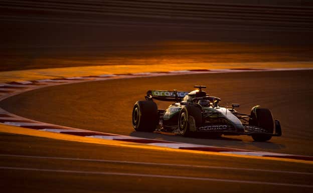 Lance Stroll, al atardecer, en Baréin.  Aston Martin