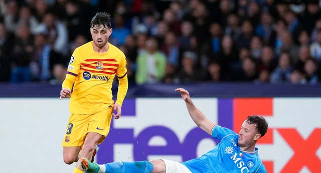 El Barça se agarra al paso adelante de Lewandowski y Pedri