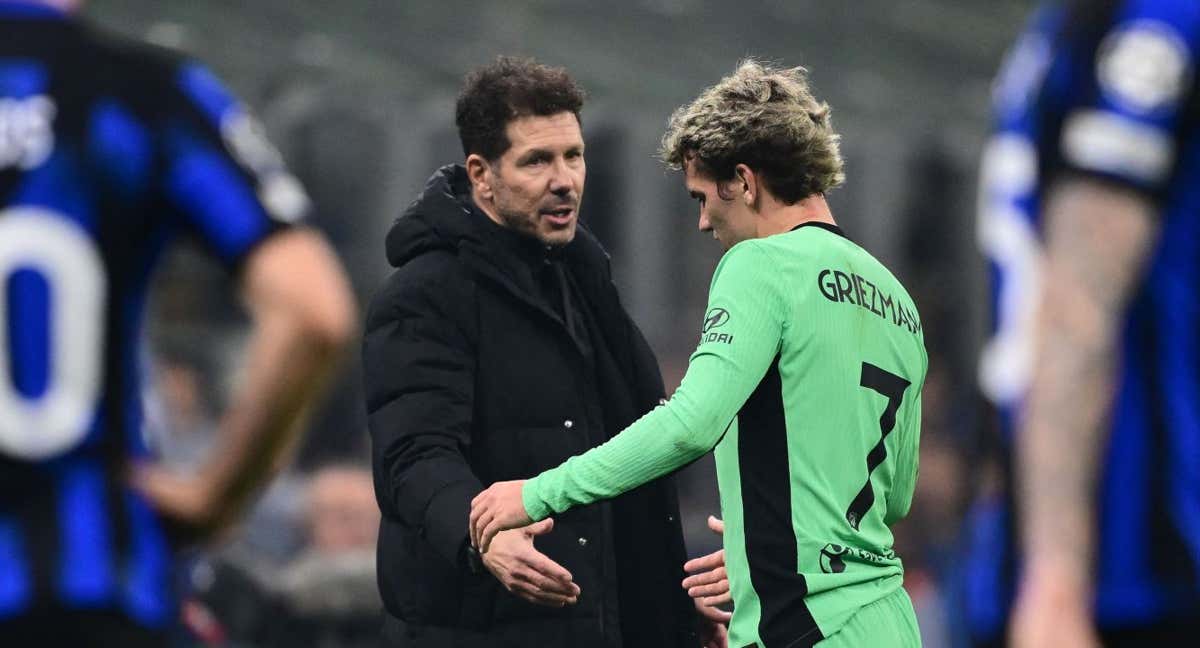 El Cholo le pregunta a Griezmann cómo está tras su lesión en Milán. /AFP