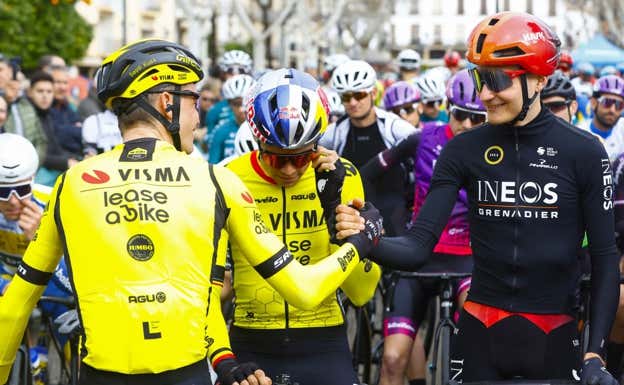 Carlos Rodríguez, de negro, saluda a Sepp Kuss y a Wout van Aert en Baeza. Clásica de Jaén / Sprint Cycling