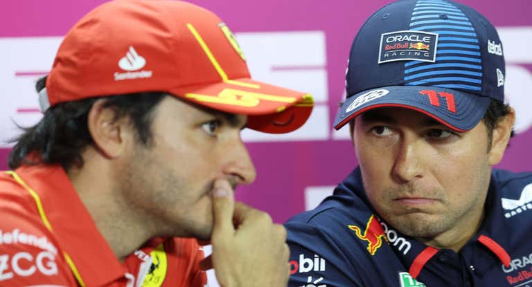 Carlos Sainz y Checo Pérez, en la rueda de prensa de la FIA en los test de pretemporada de Baréin.