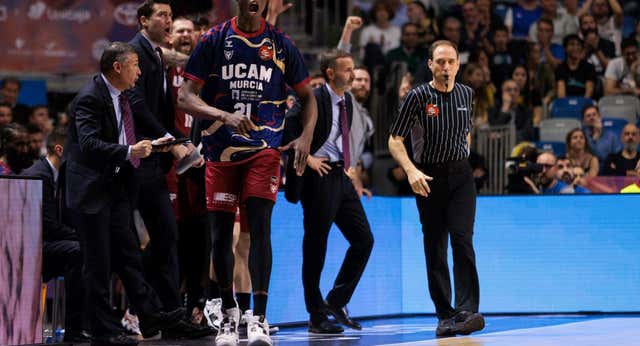 Emilio Pérez Pizarro y la presión de un árbitro ACB en plena caldera: «No tenemos que estar a la caza y captura de nada»