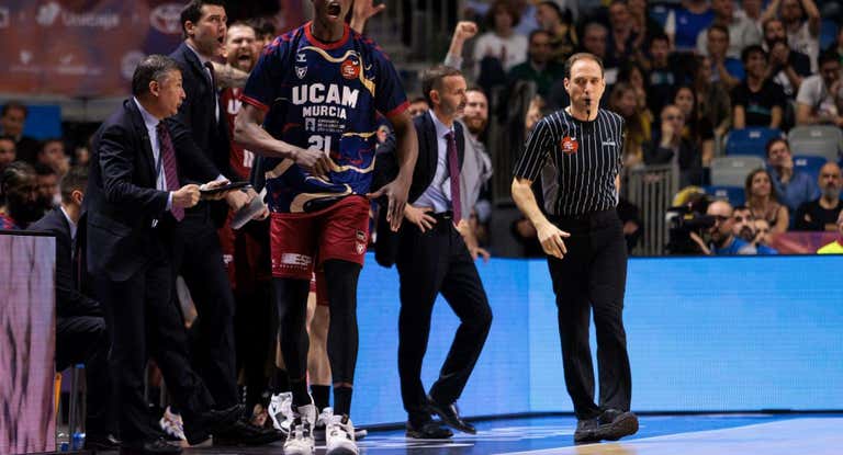 Emilio Pérez Pizarro, arbitrando en el partido de cuartos de Copa entre Real Madrid y UCAM Murcia.