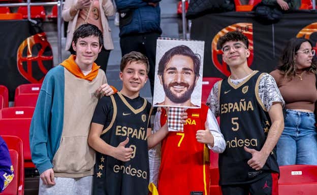 Aficionados con un cartel de Ricky. FEB | A. Nevado