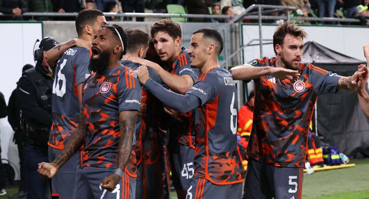 Los jugadores de Olympiacos celebran el gol de la victoria en Budapest.