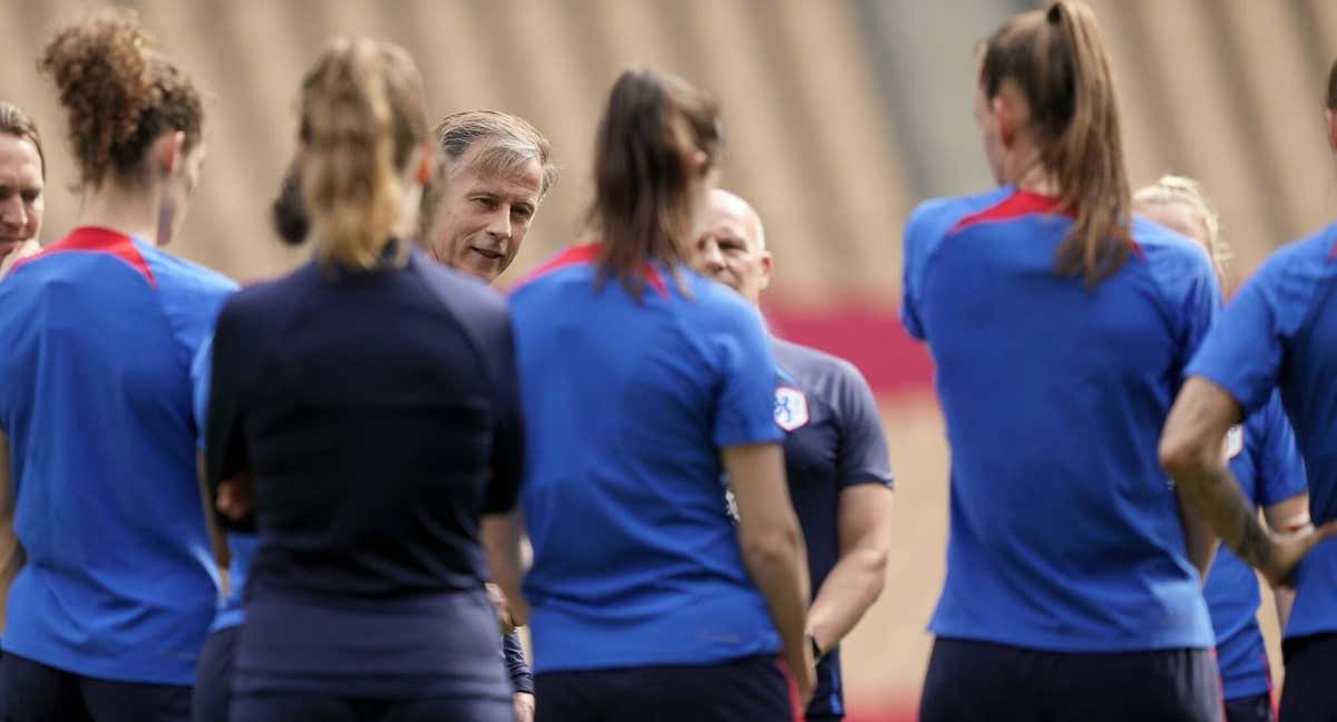 Andries Jonker durante el entrenamiento. /ORANJELEEUWINNEN