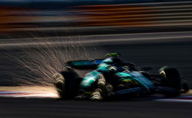 Fernando Alonso, a toda velocidad en el último día de test en Baréin.  Reuters