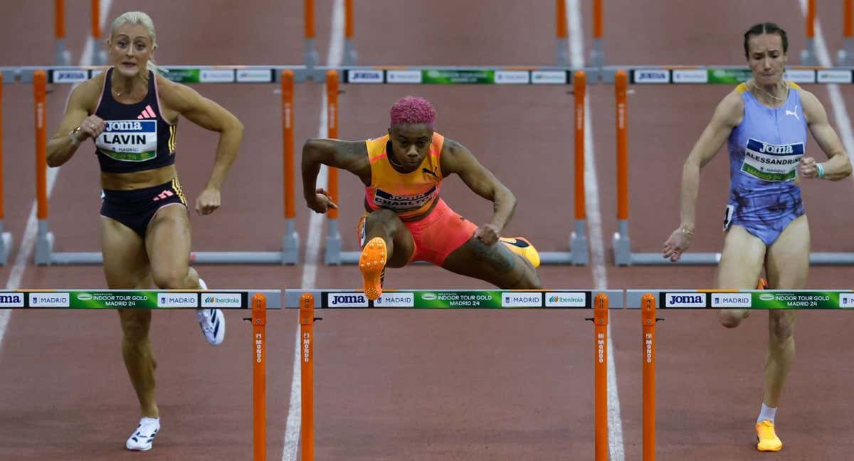 La atleta bahameña Devynne Charlton, en el centro, ganó la prueba de 60 metros vallas en la reunión en pista cubierta de Madrid. /EFE