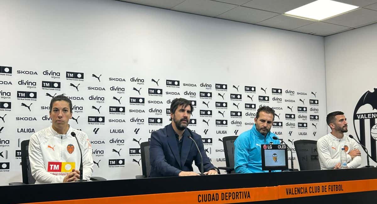 Los dirigentes y capitanes del Valencia.
