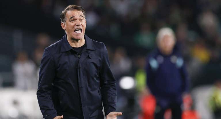 Luis García Plaza, en el Real Betis - Alavés.