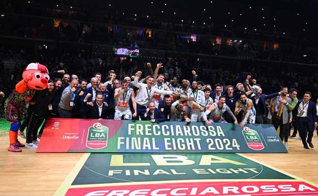 Llompart, a la izquierda, justo sobre el escudo de la Lega en la celebración de la Copa.  GETTY IMAGES