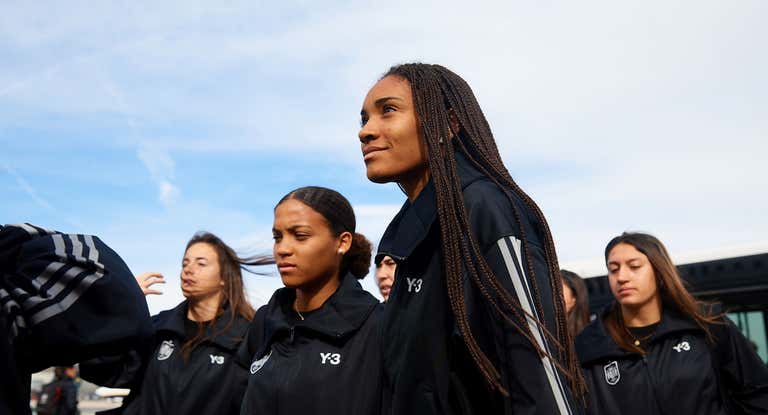 Salma Paralluelo y Vicky López, entre otras futbolistas de la Selección femenina, llegan a Sevilla para la final four de la Nations League.