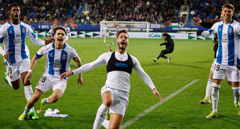Lazo celebra el gol de la victoria.