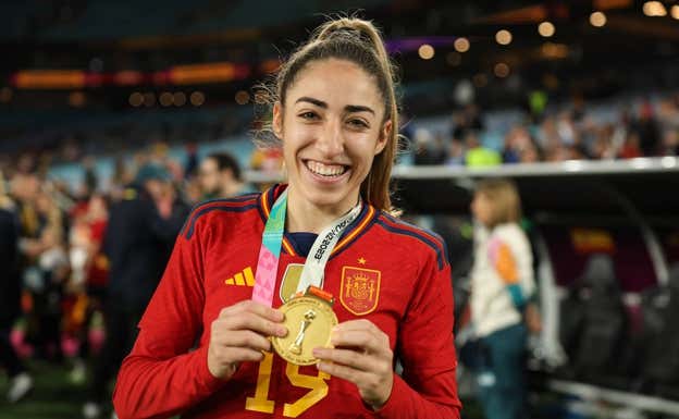 Olga Carmona posa con la medalla de campeona del mundo.  Getty