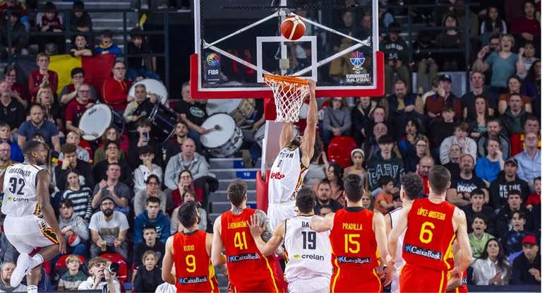 Una jugada del partido entre Bélgica y España.