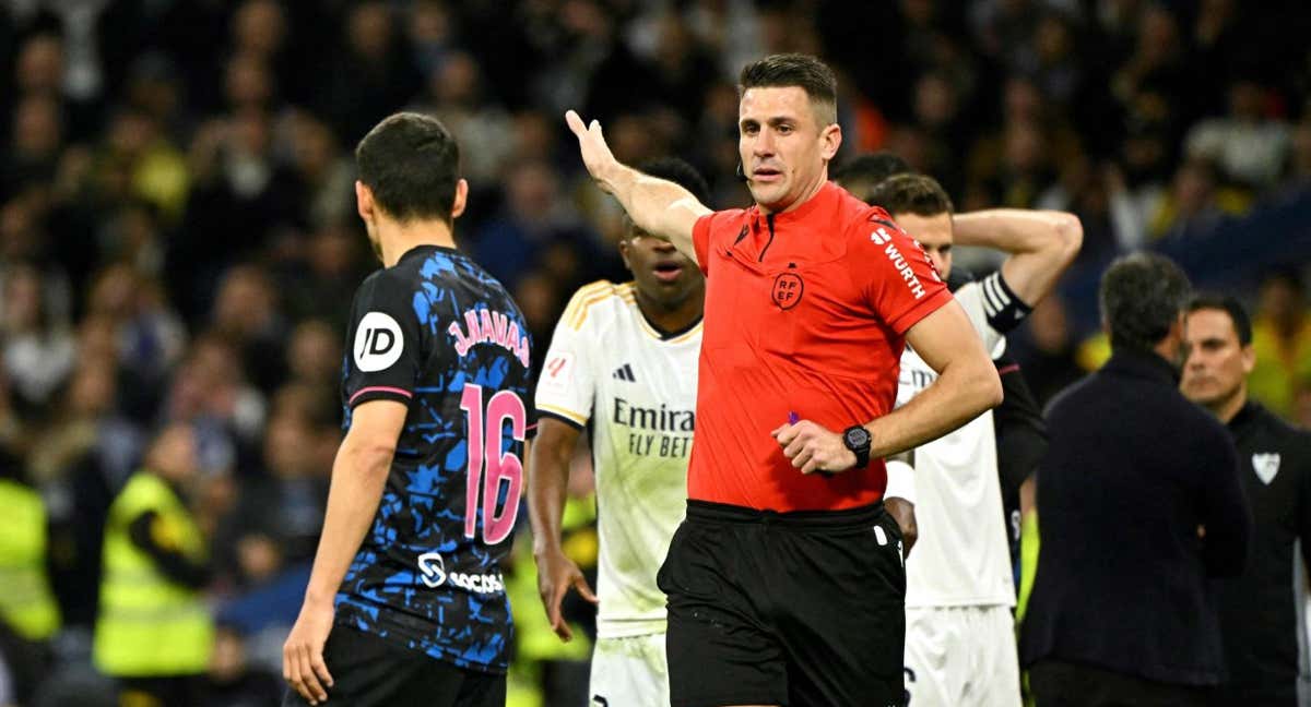 Diaz de Mera, árbitro del Real Madrid-Sevilla, en los primeros minutos del partido. /AFP