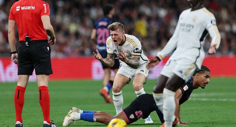 Kroos protesta una acción a Diaz de Mera.