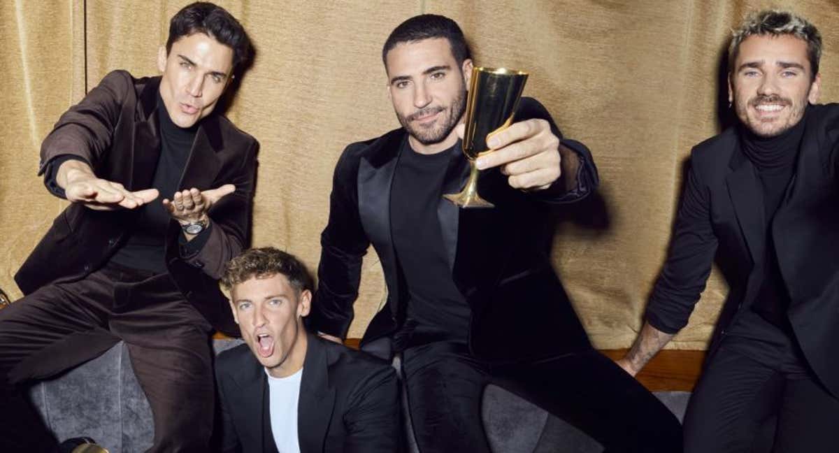 Llorente, abajo, junto con Miguel Ángel Silvestre, Álex Jiménez y Griezmann.