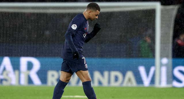 El VAR salva al PSG después de que Luis Enrique se ‘cargase’ a Mbappé: «Tenemos que aprender a jugar sin él»