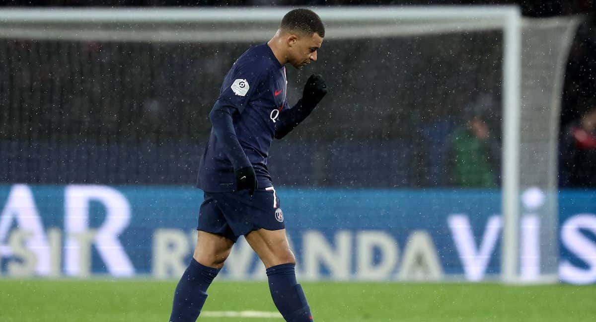 Mbappé, hoy, al ser cambiado.